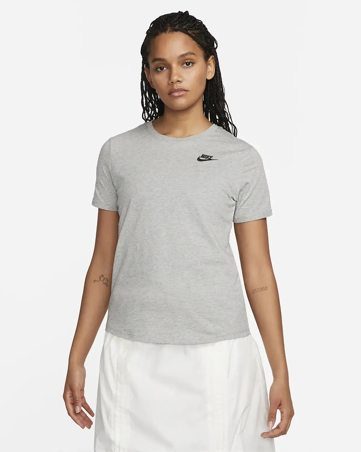 Nike Sportswear Club Essentials. 1