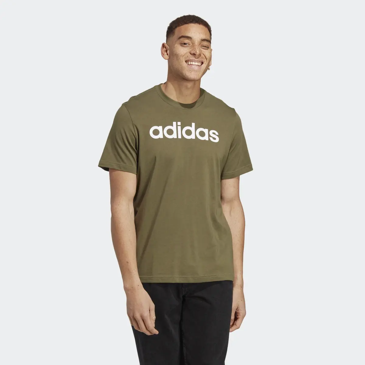 Adidas T-shirt avec logo brodé linéaire en jersey Essentials. 2