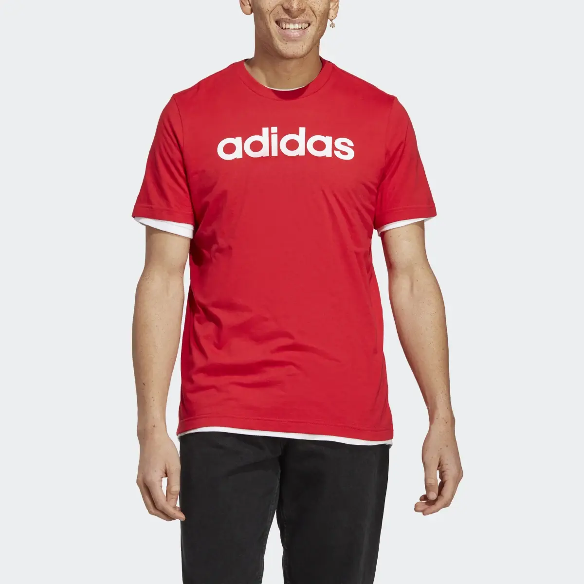 Adidas T-shirt avec logo brodé linéaire en jersey Essentials. 1