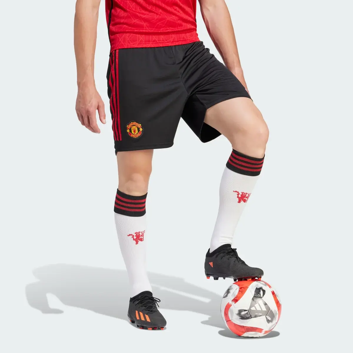 Adidas Manchester United 23/24 Heimshorts. 3