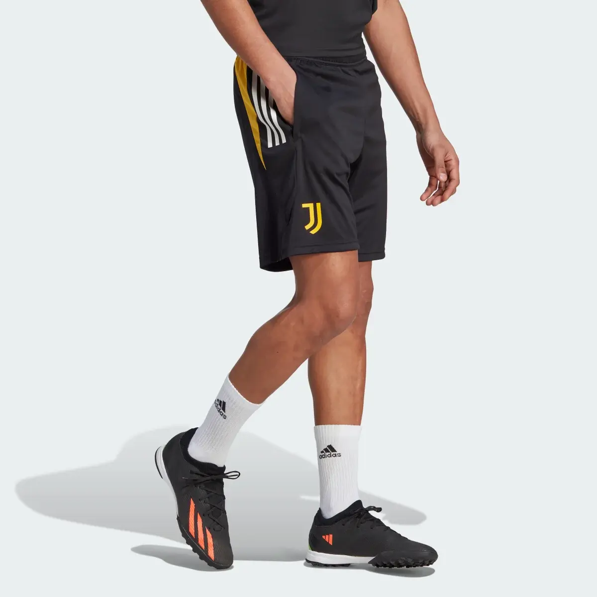 Adidas Juventus Tiro 23 Training Şortu. 1