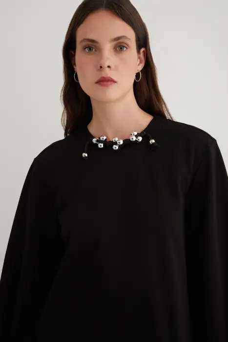 Gizia Yakası Boncuklu Kordon Süslemeli Siyah Elbise. 3