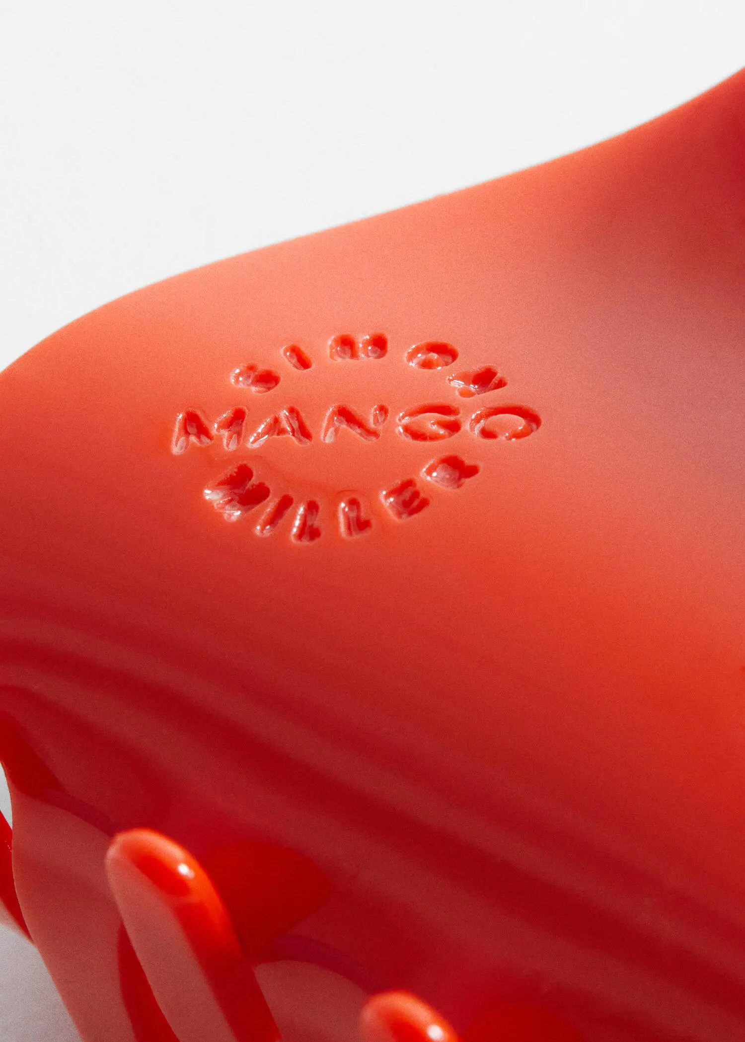 Mango Hair clip with logo. 3