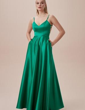 Zümrüt Yeşili İnce Askılı Çapraz Sırt Dekolteli Uzun Elbise