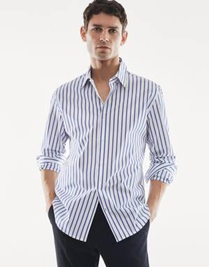 Camisa slim fit de algodão às riscas