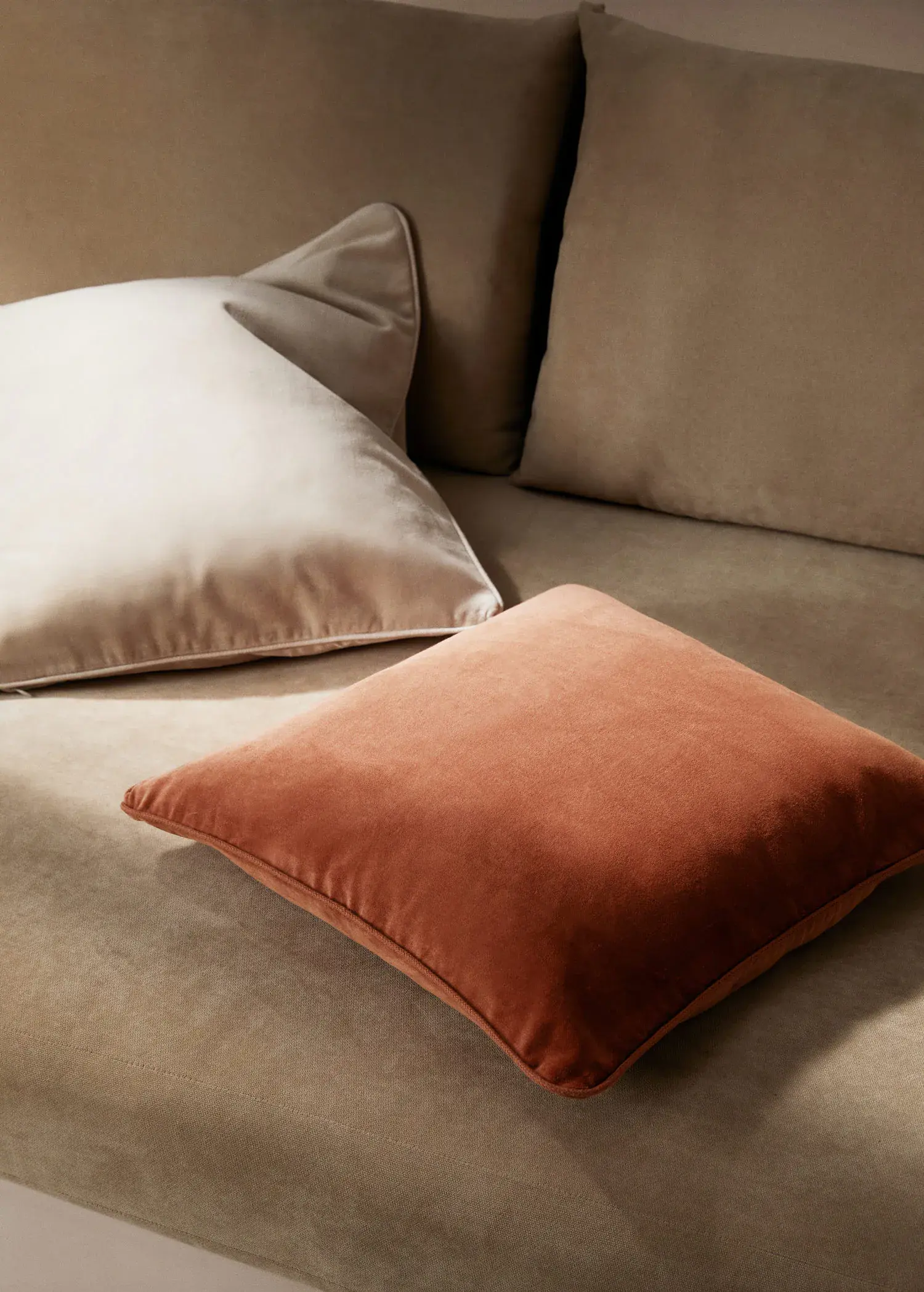 Mango Velvet cushion cover 45x45cm. 1