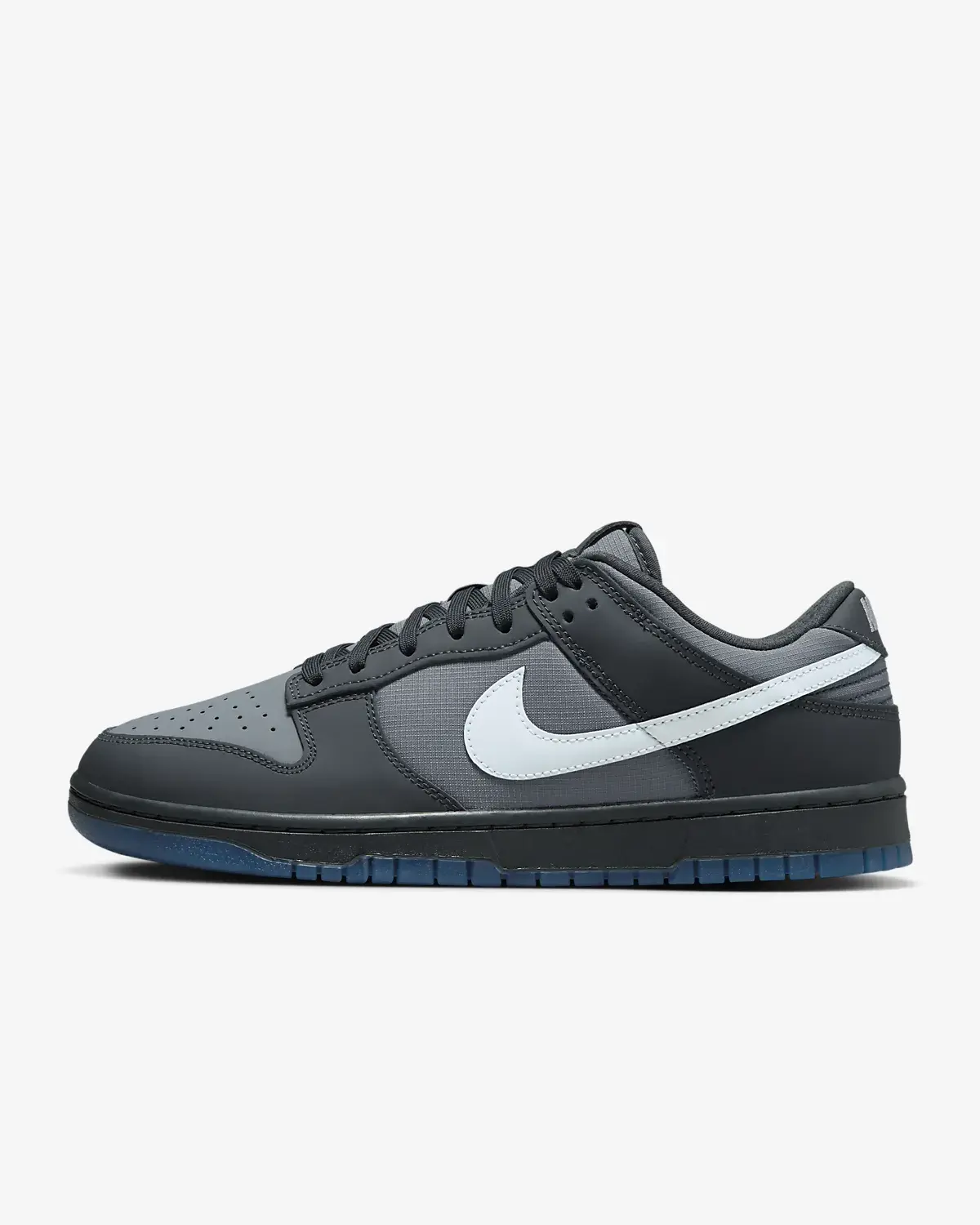 Nike Dunk Low. 1