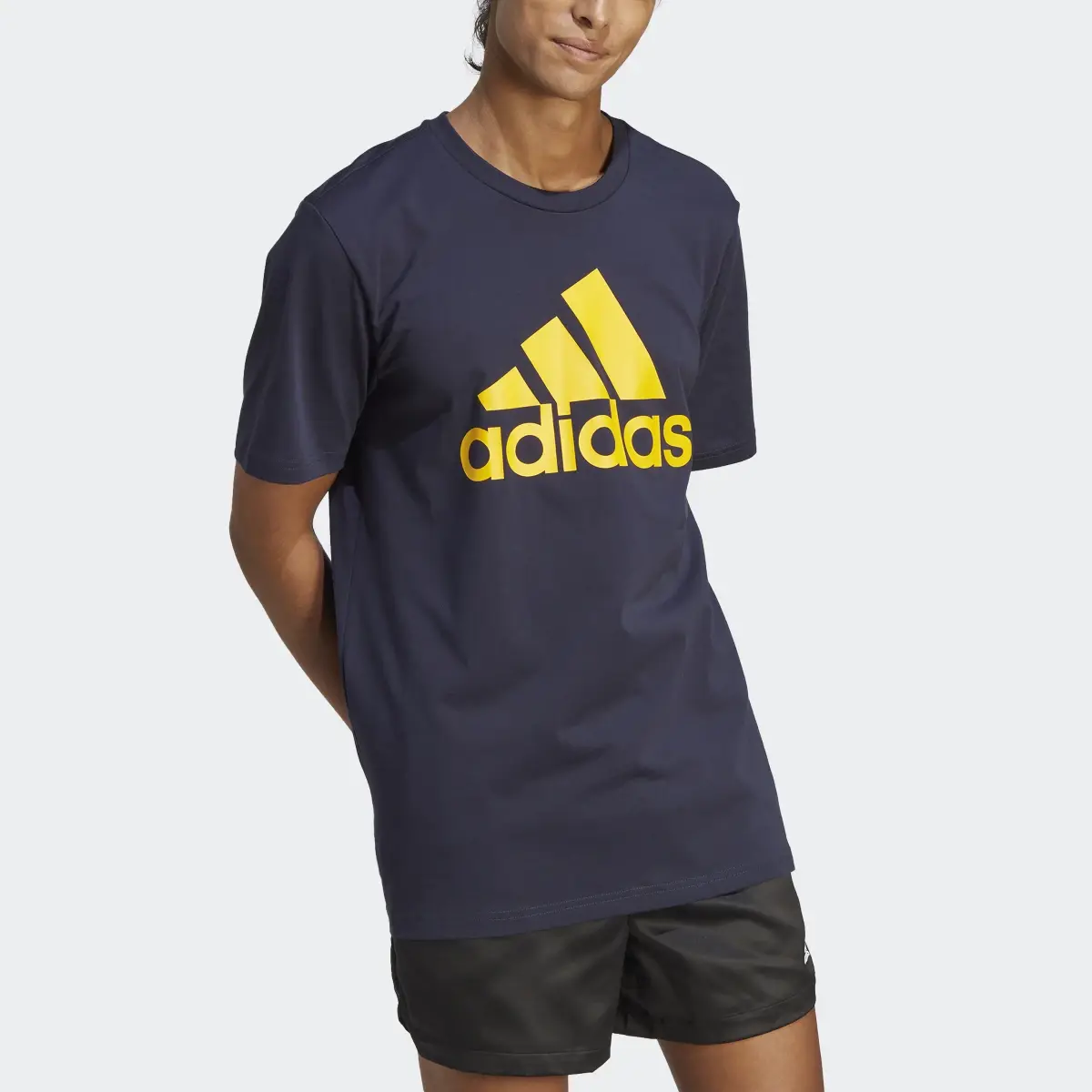 Adidas Playera Essentials Logo Grande Tejido Jersey. 1