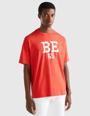 red t-shirt with "be" print