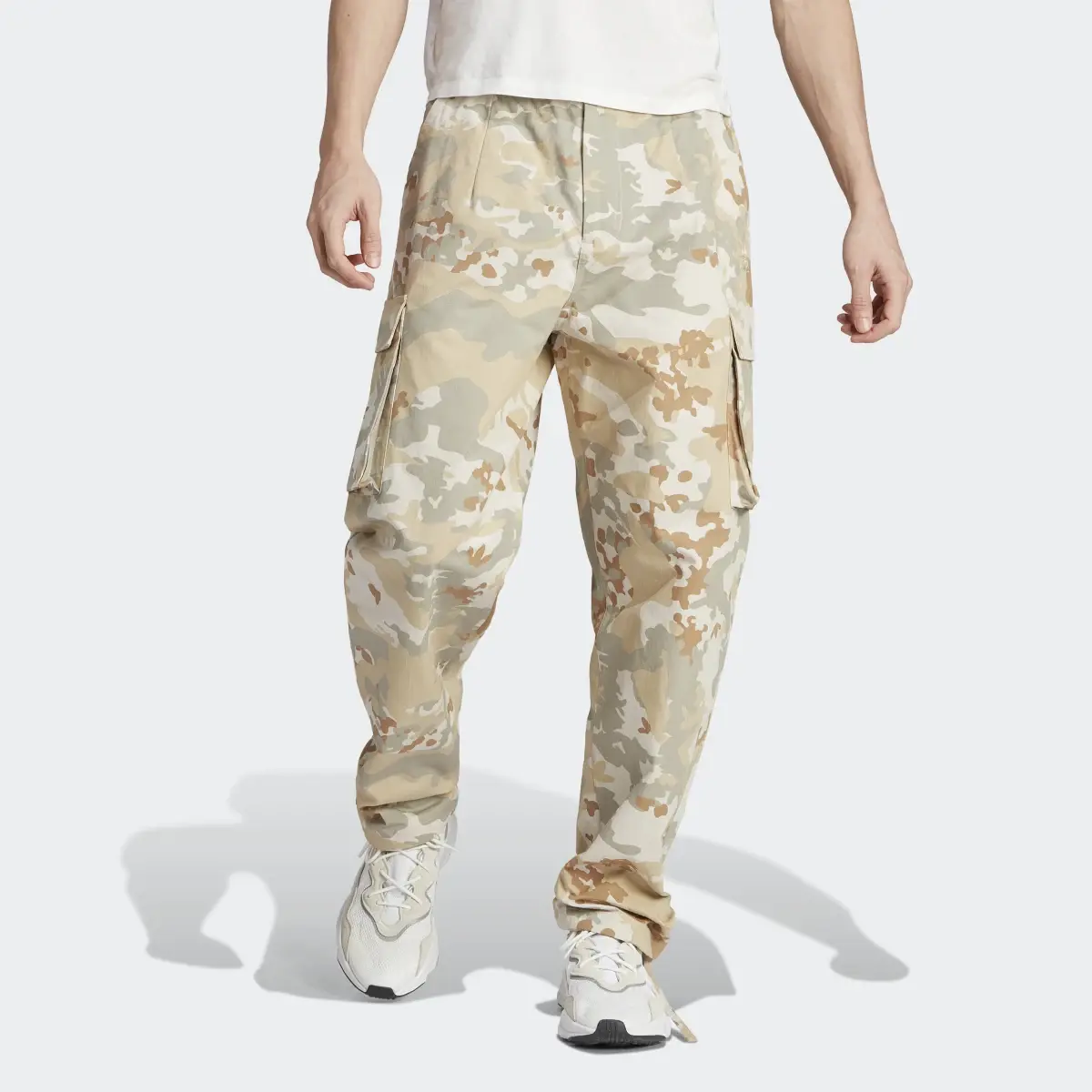 Adidas Pantalon cargo graphique imprimé camouflage. 1