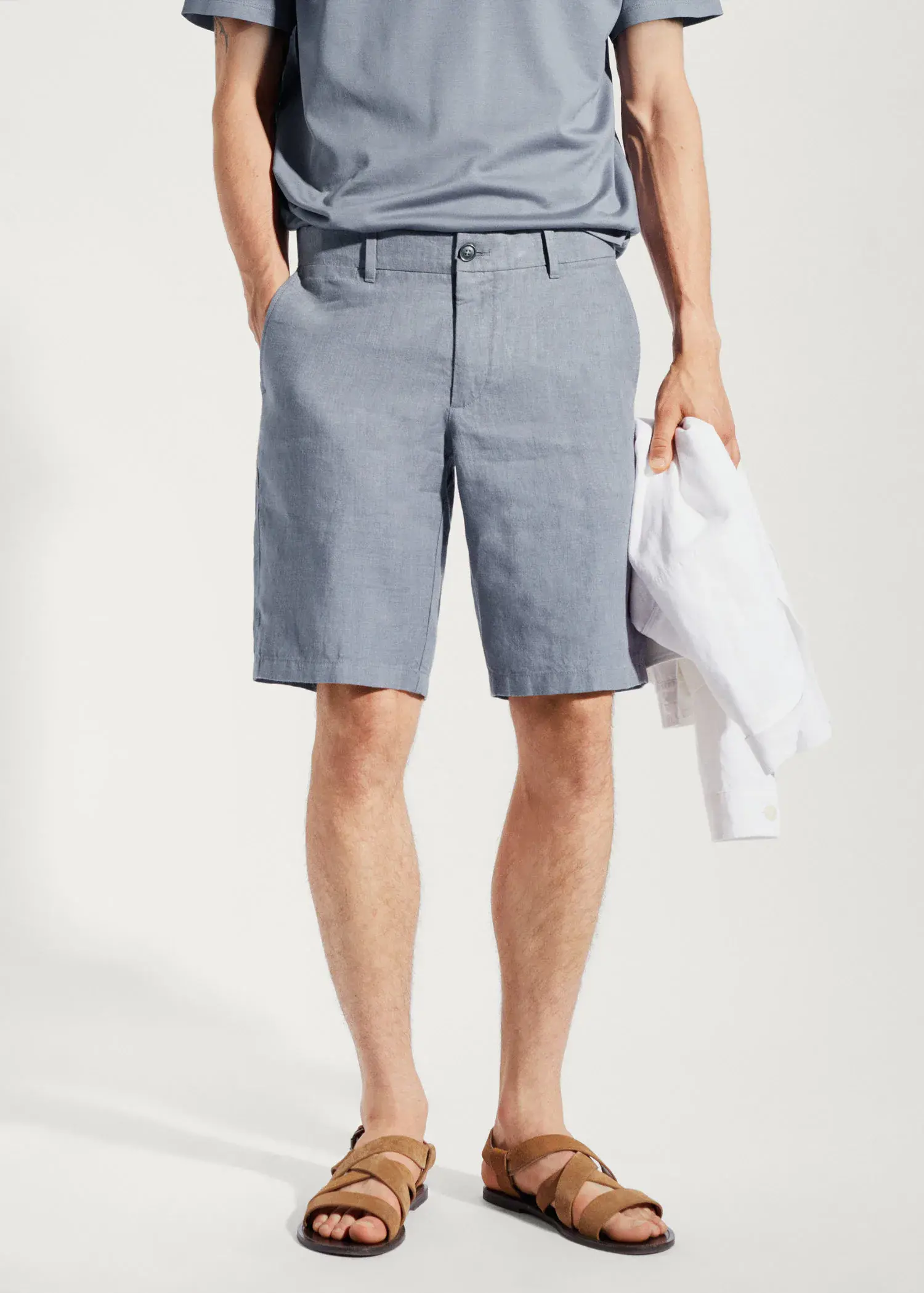 Mango 100% linen shorts. a man wearing a pair of gray shorts. 