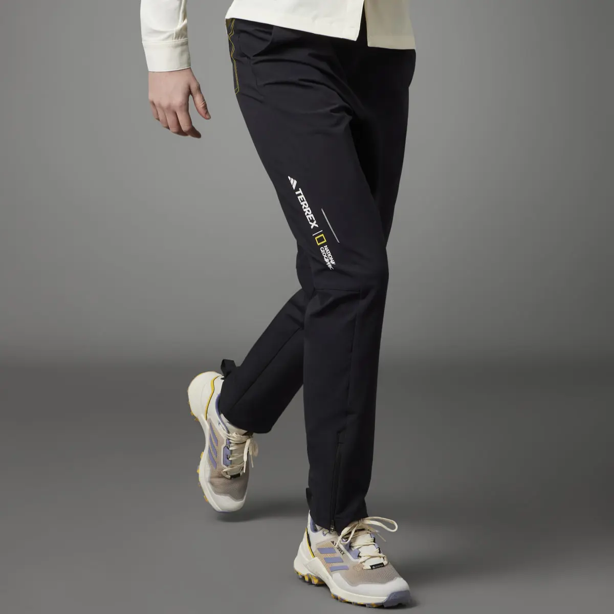 Adidas Pantaloni National Geographic. 1