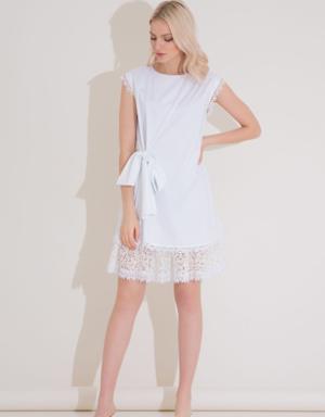 فستان سهرة أبيض مع تقليم دانتيل فيونكة