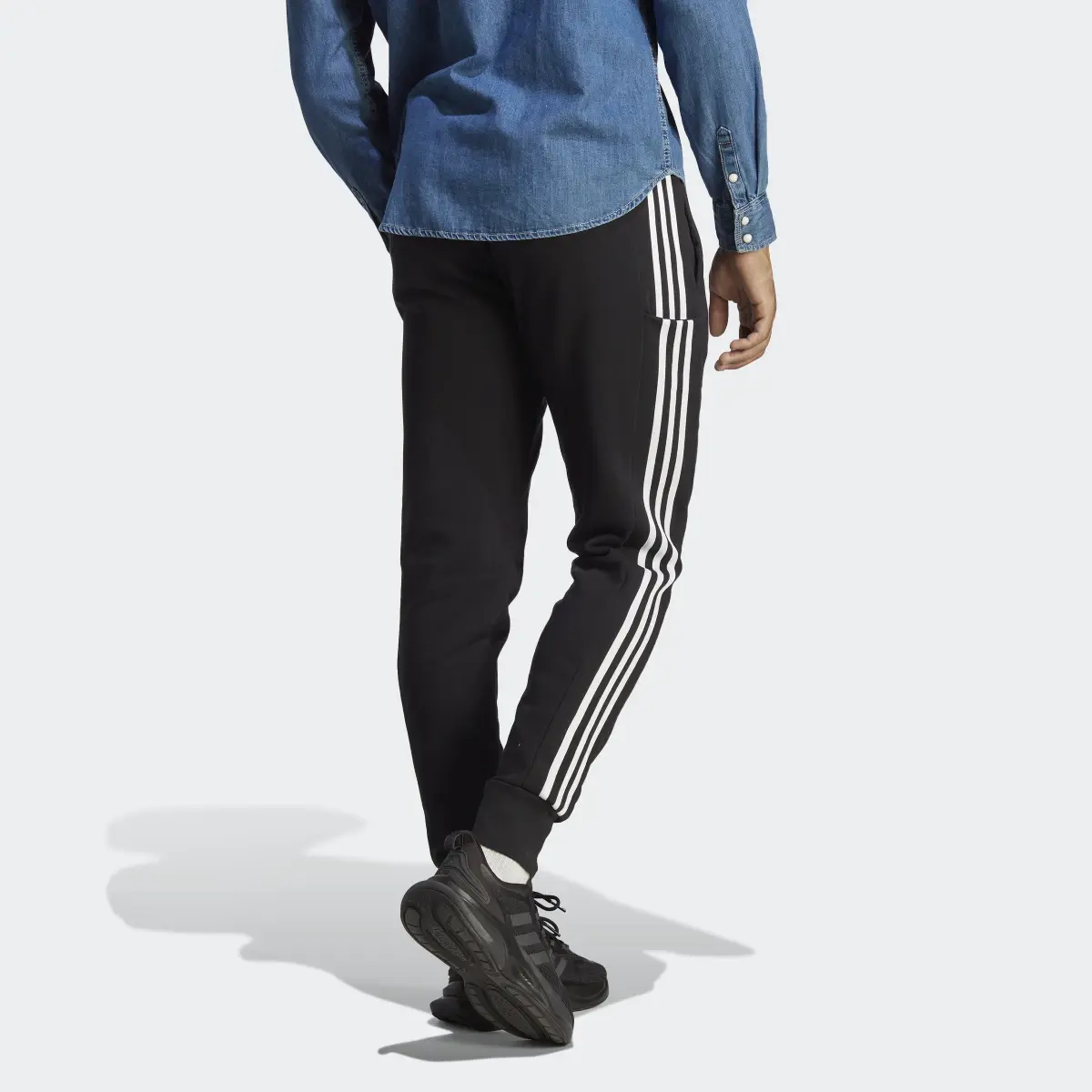 Adidas Pantaloni Essentials French Terry Tapered Cuff 3-Stripes. 3