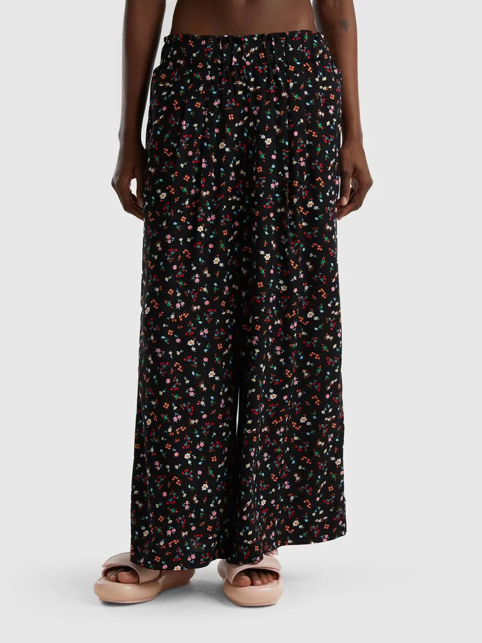 Benetton floral trousers in sustainable viscose. 1