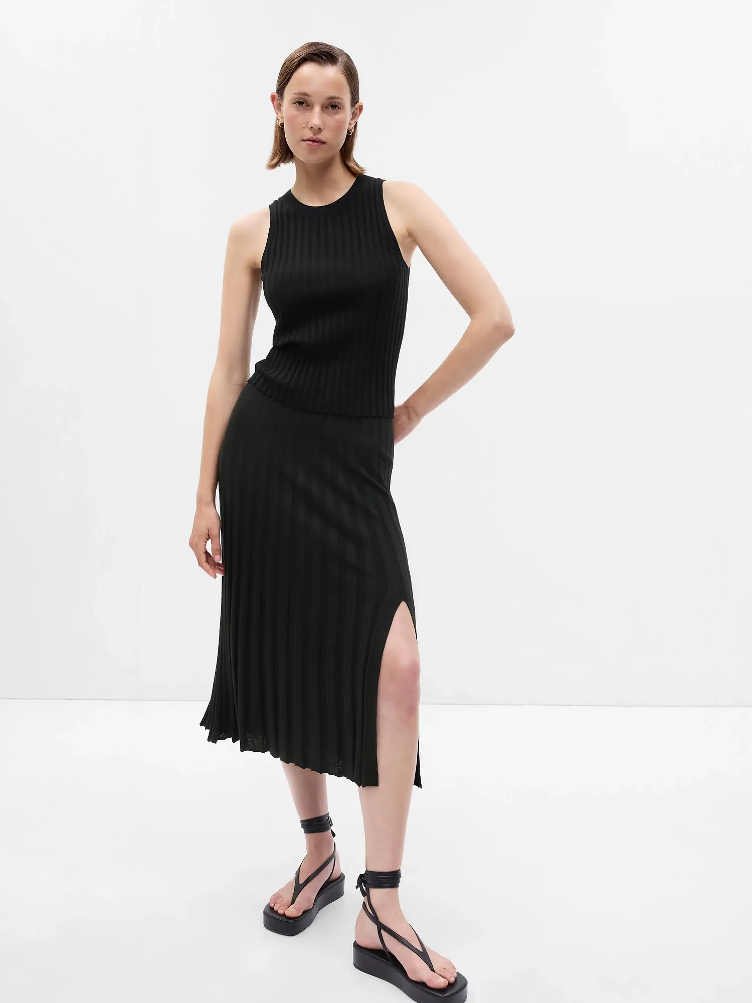 Gap Pleated Sweater Midi Skirt black. 1