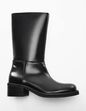 Leather boots with zipper closure