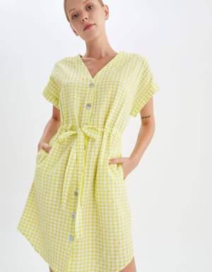 Pötikareli Düğmeli V Yaka Beli Bağcıklı Kısa Kollu Mini Elbise