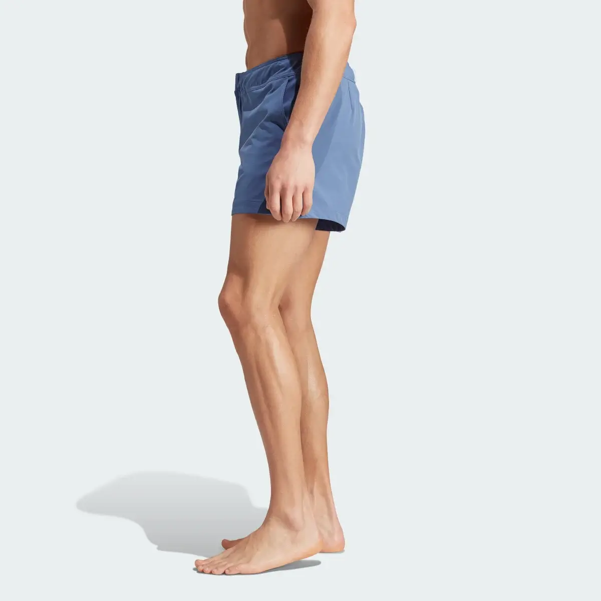 Adidas Shorts de natación versátiles. 2