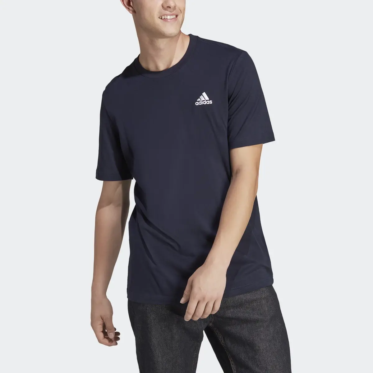 Adidas T-shirt en jersey à petit logo brodé Essentials. 1