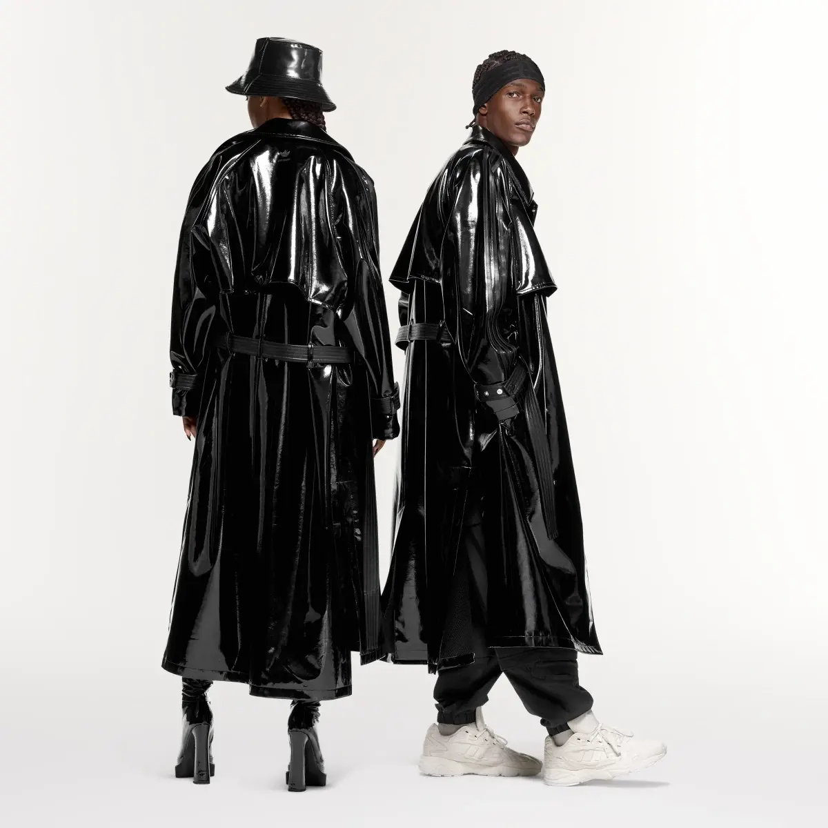 Adidas Latex Trenchcoat – Genderneutral. 3