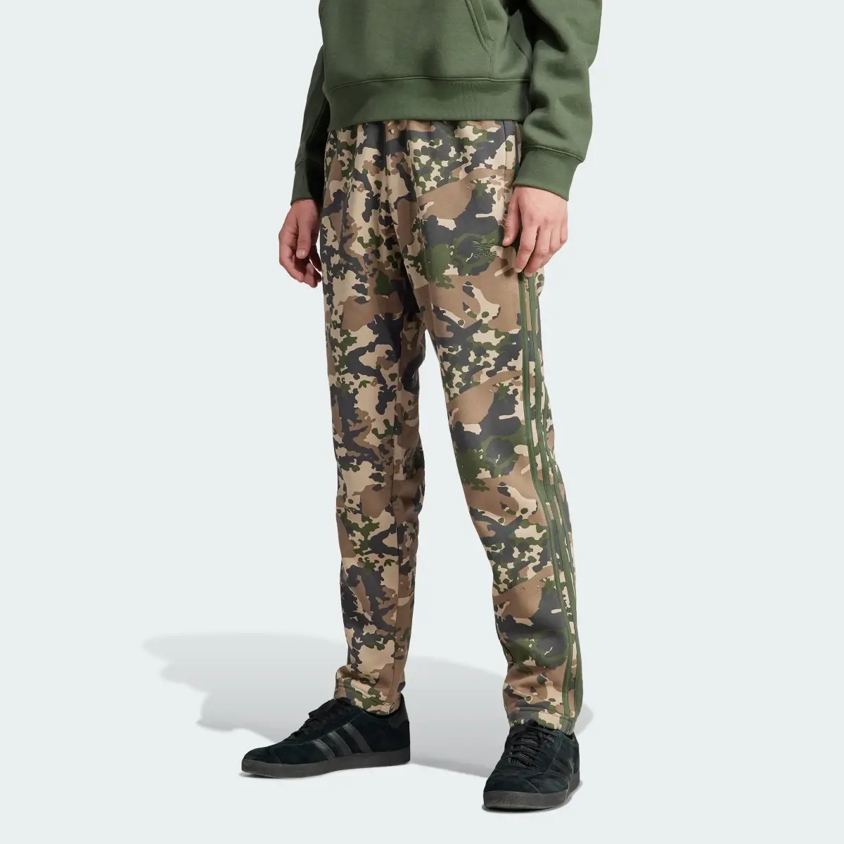 Adidas Pantalon de survêtement graphique à motif camouflage. 1