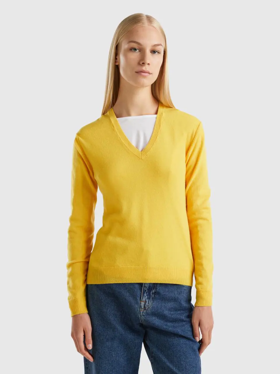 Benetton yellow v-neck sweater in pure merino wool. 1