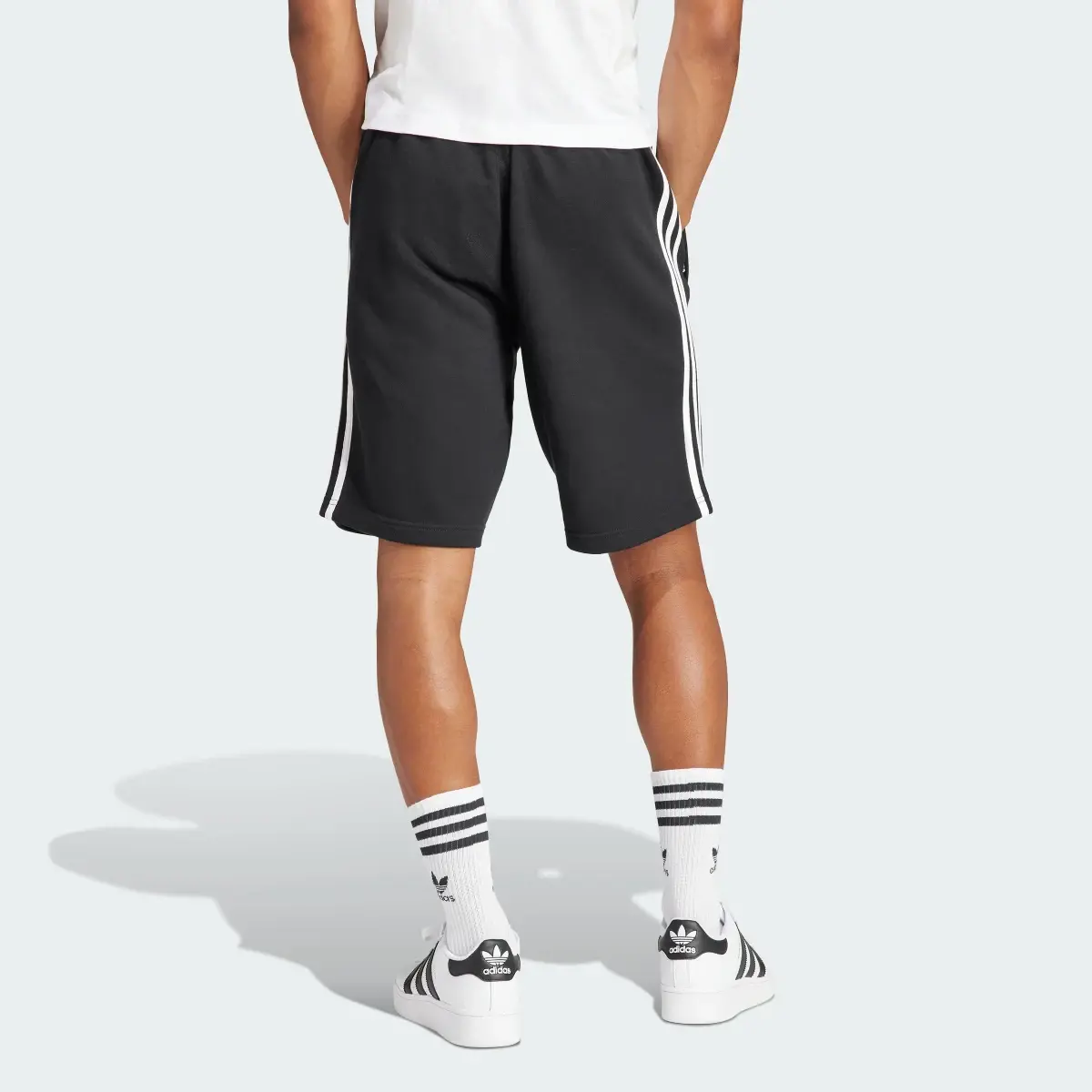 Adidas adicolor 3-Streifen Shorts. 2