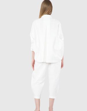 قميص لون أبيض مزين بشريط