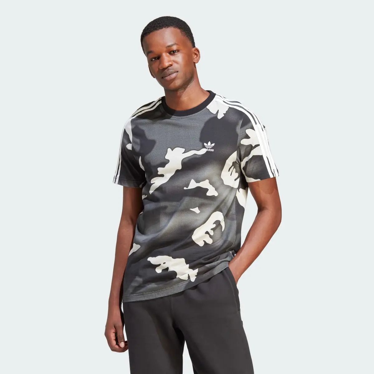 Adidas T-shirt graphique à imprimé camouflage intégral. 2