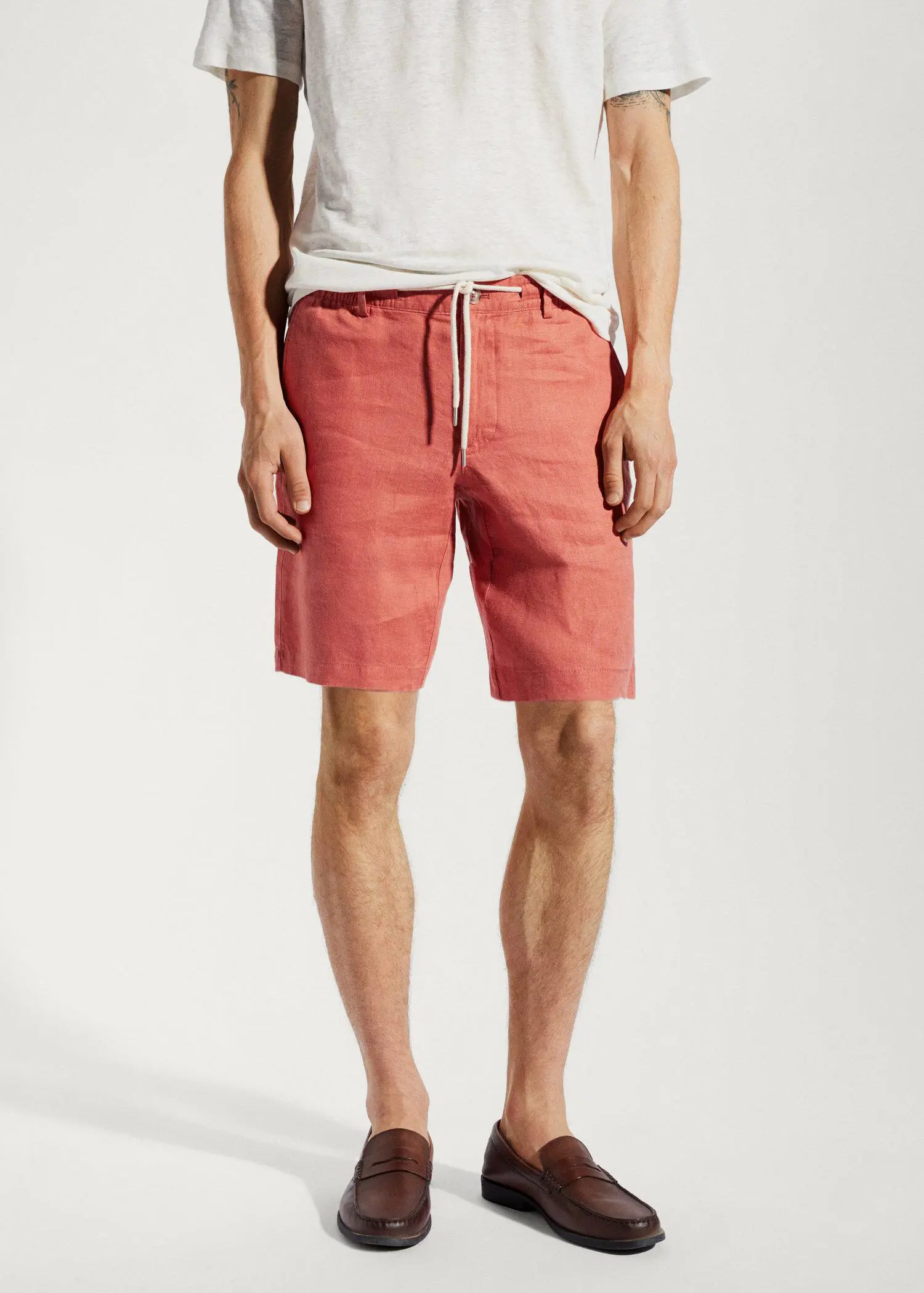 Mango 100% linen bermuda shorts with drawstring. a person wearing a pair of pink shorts. 