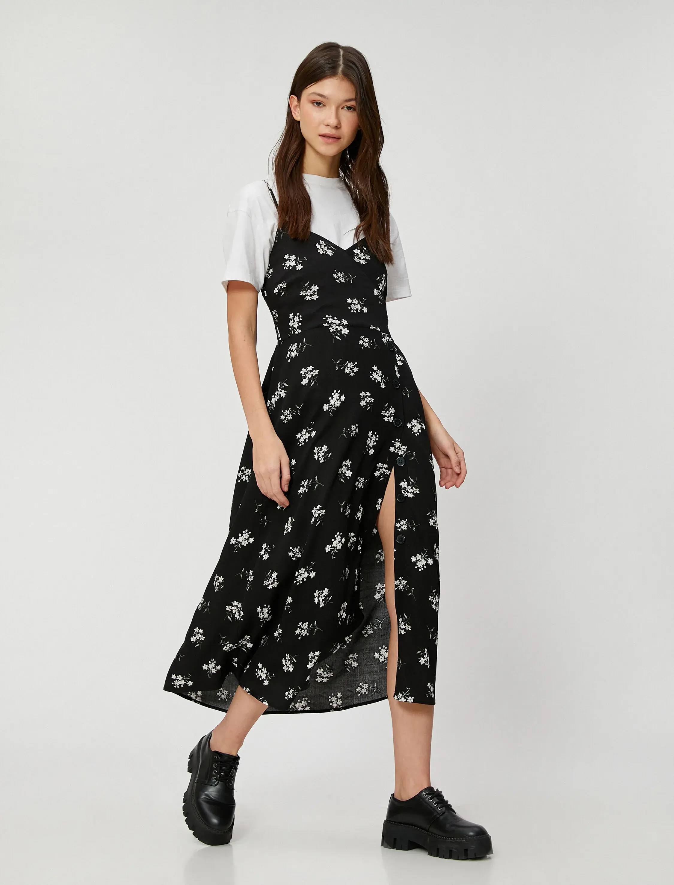 Koton Midi Elbise Çiçekli Askılı Yırtmaç Detaylı Viskon Karışımlı. 1