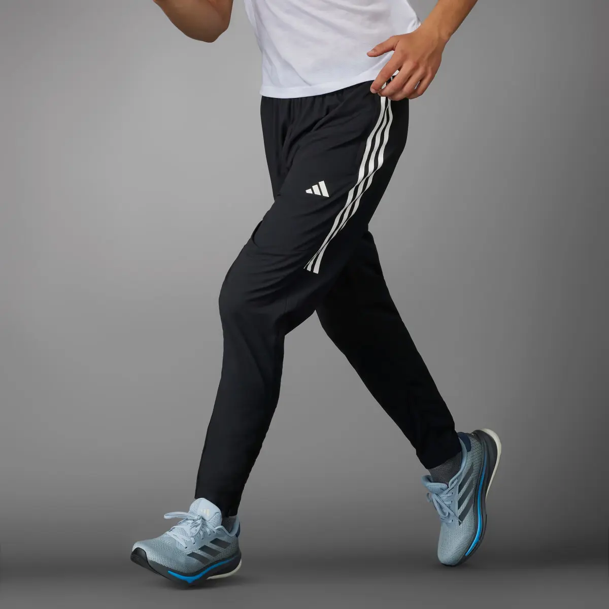 Adidas Pantaloni Own the Run 3-Stripes. 1