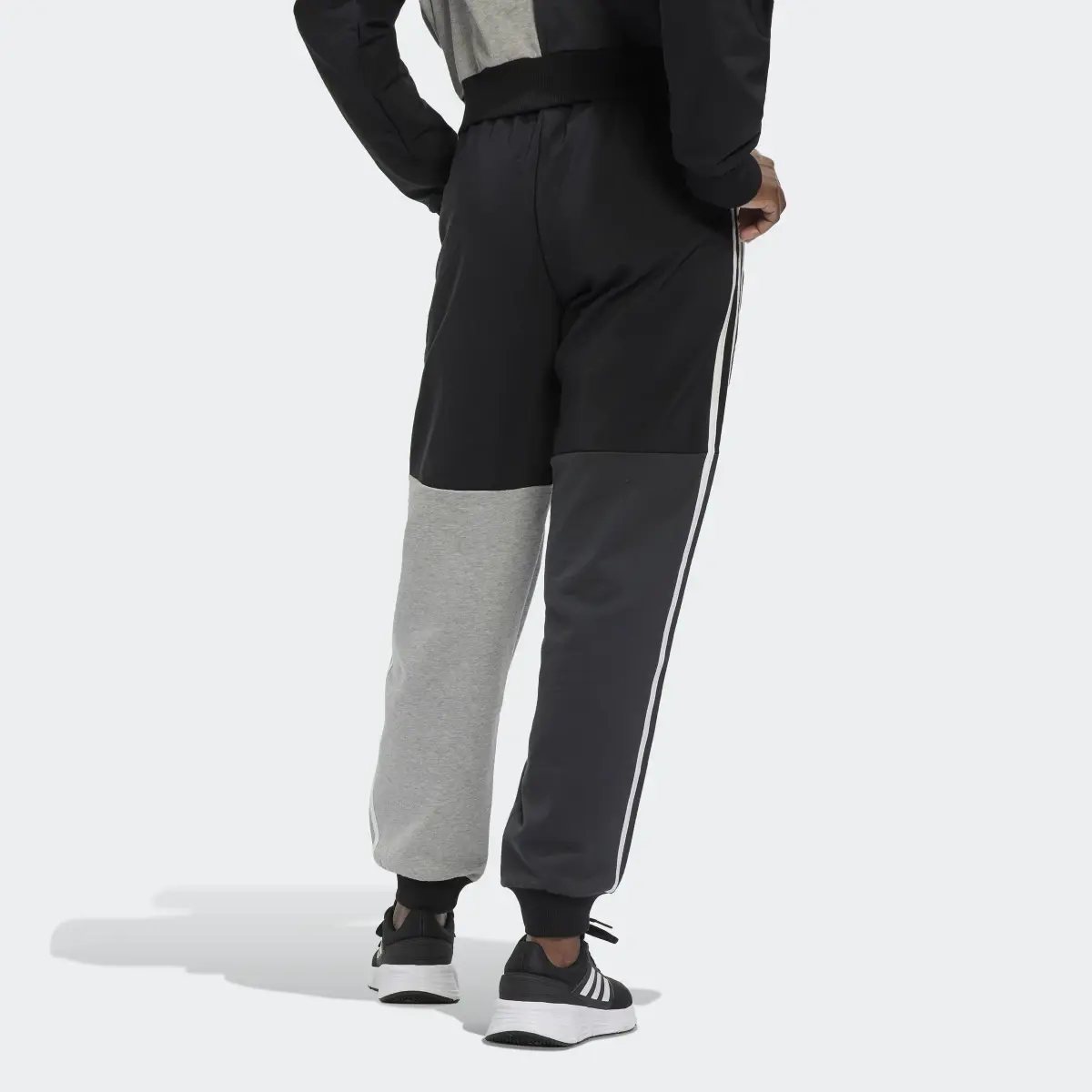 Adidas Pantaloni Essentials 3-Stripes Colorblock Oversized Joggers. 2