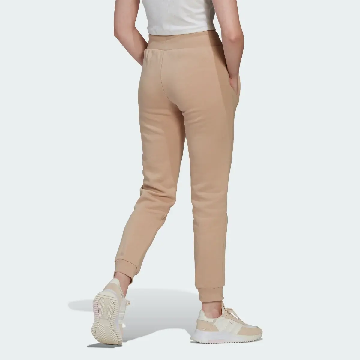 Adidas Pantaloni adicolor Essentials Fleece Slim Joggers. 2