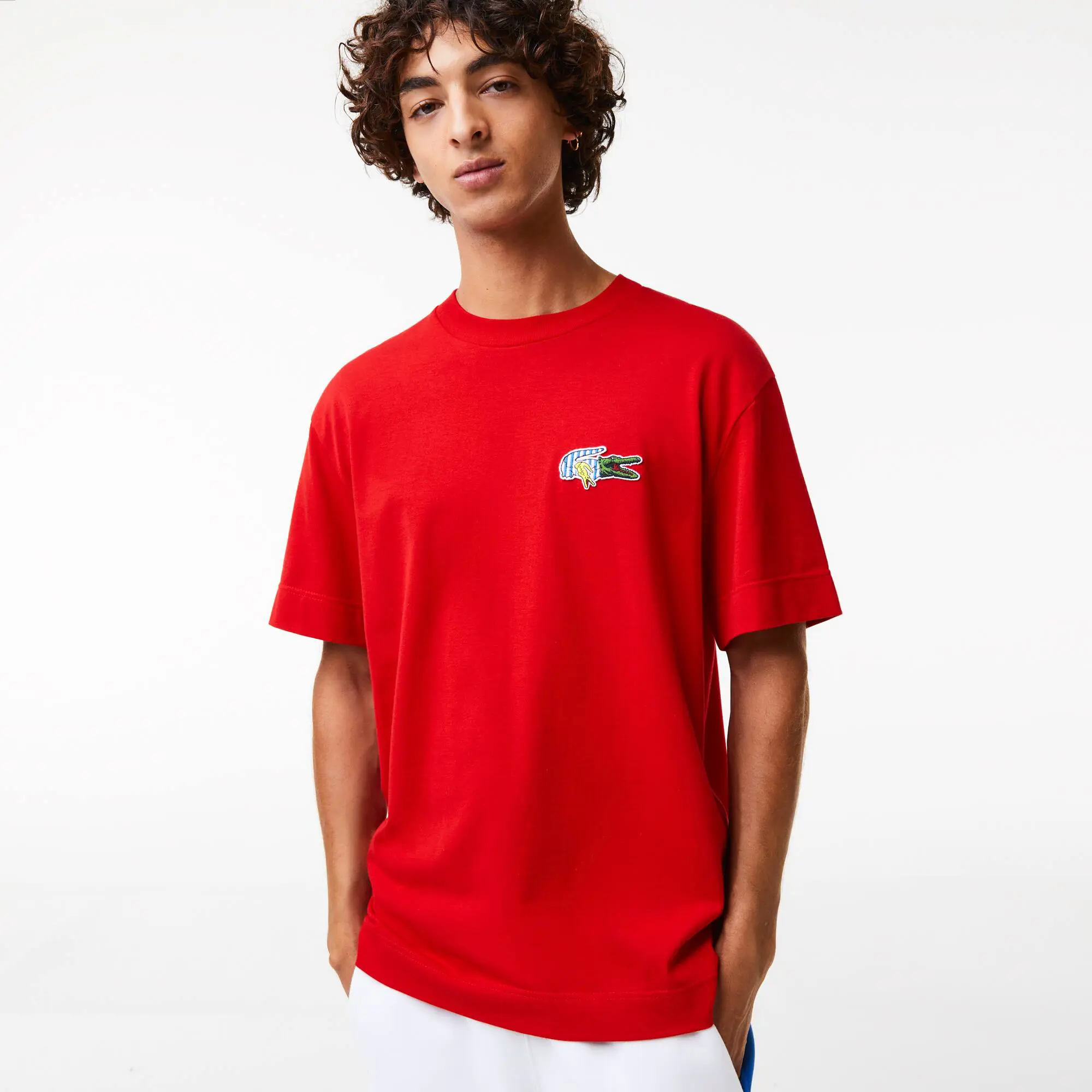 Lacoste T-shirt relaxed fit com emblema e efeito de banda desenhada Lacoste Holiday para homem. 1