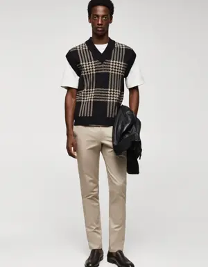 Fine-knit houndstooth-print vest