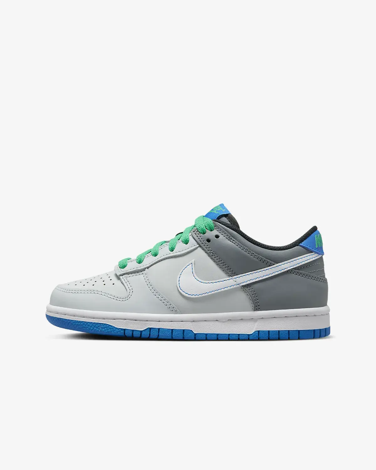 Nike Dunk Low. 1