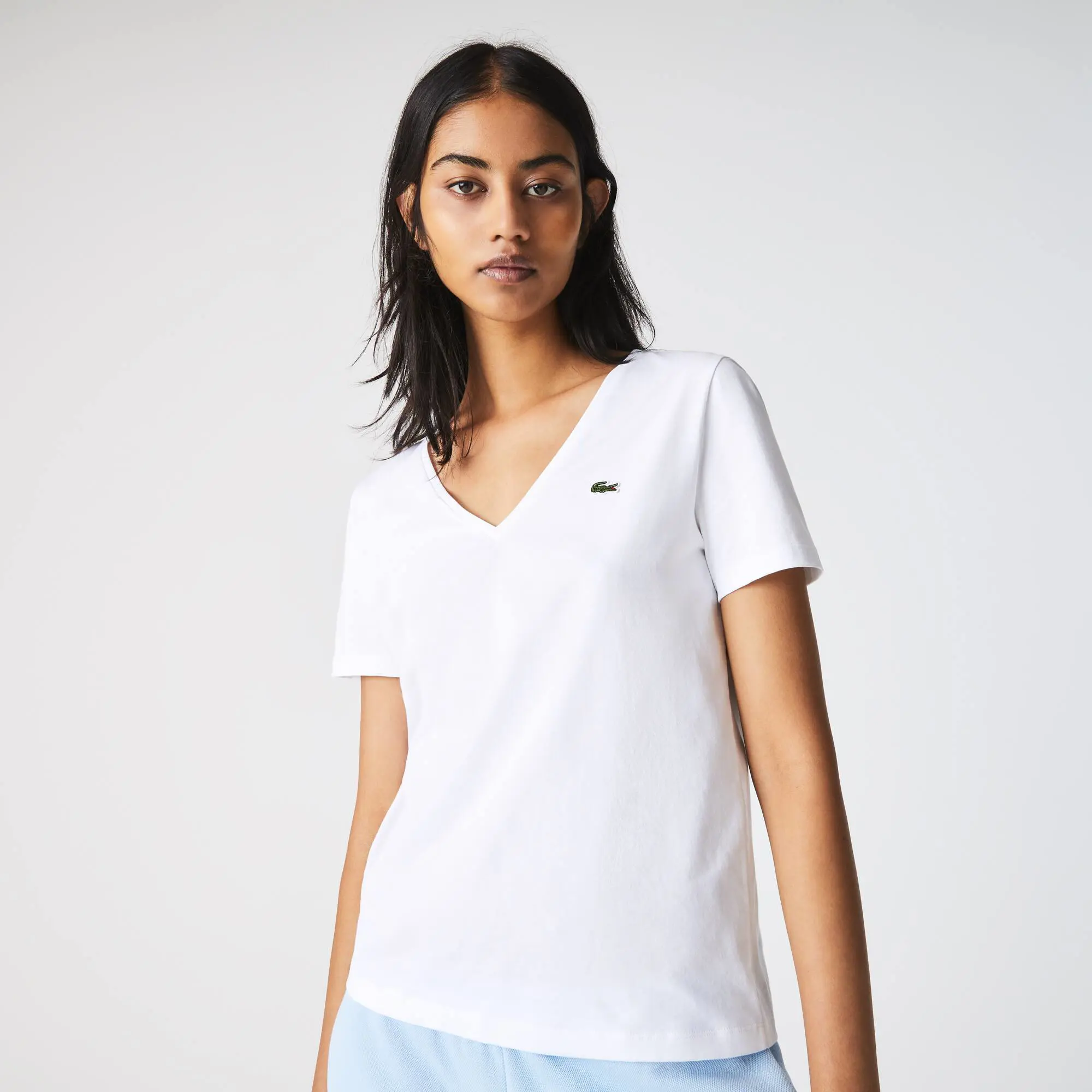 Lacoste Playera de algodón holgada con cuello en V para mujer. 1