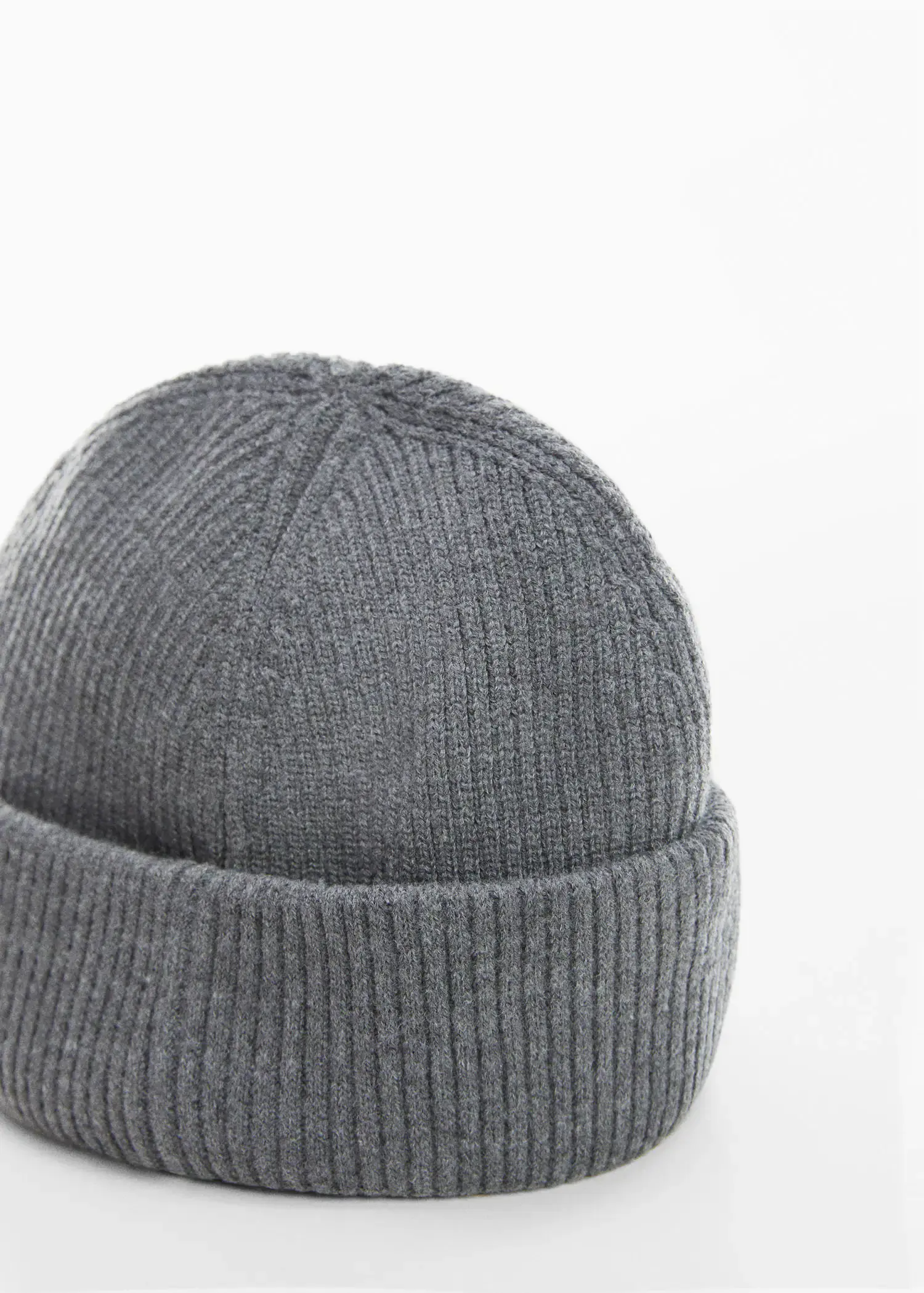 Mango Short knitted hat. 3