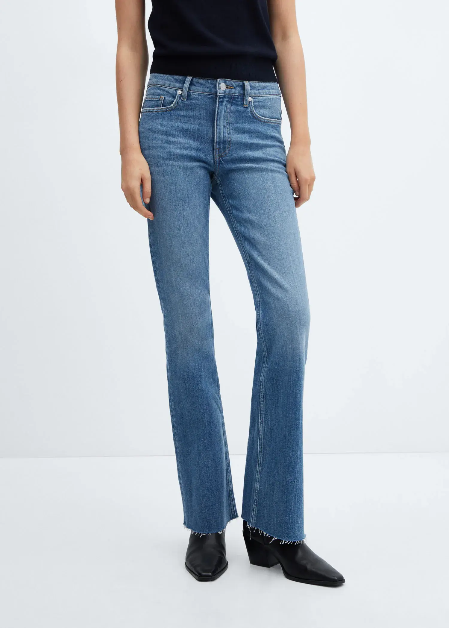 Mango Flared-Jeans mit mittlerer Bundhöhe. 2