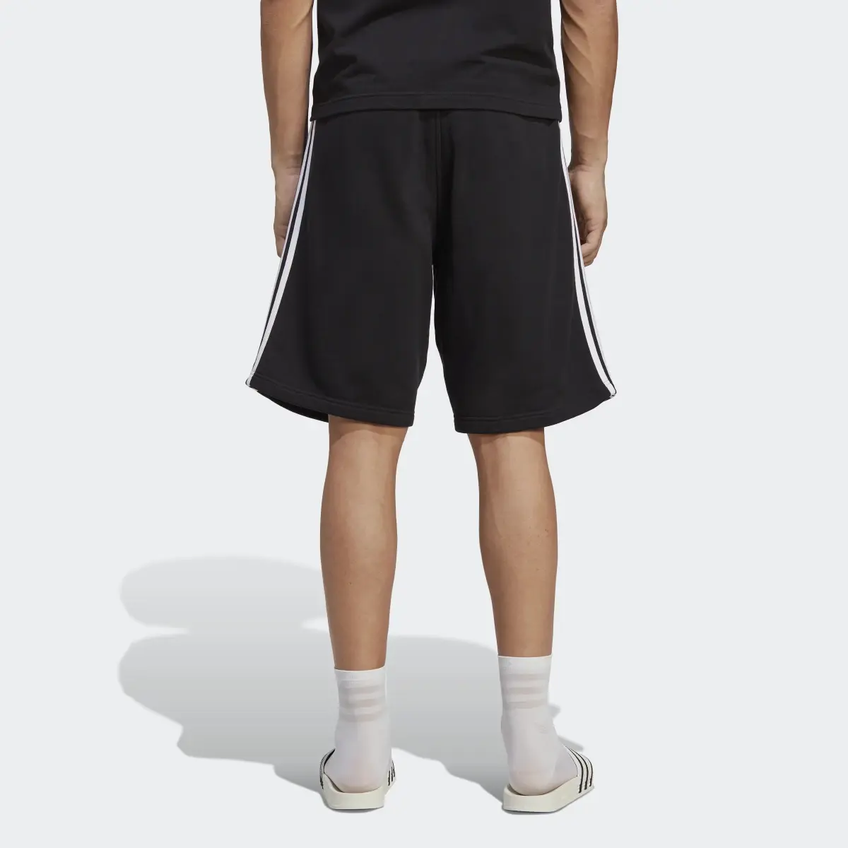 Adidas adicolor Classics 3-Streifen Sweat Shorts. 2