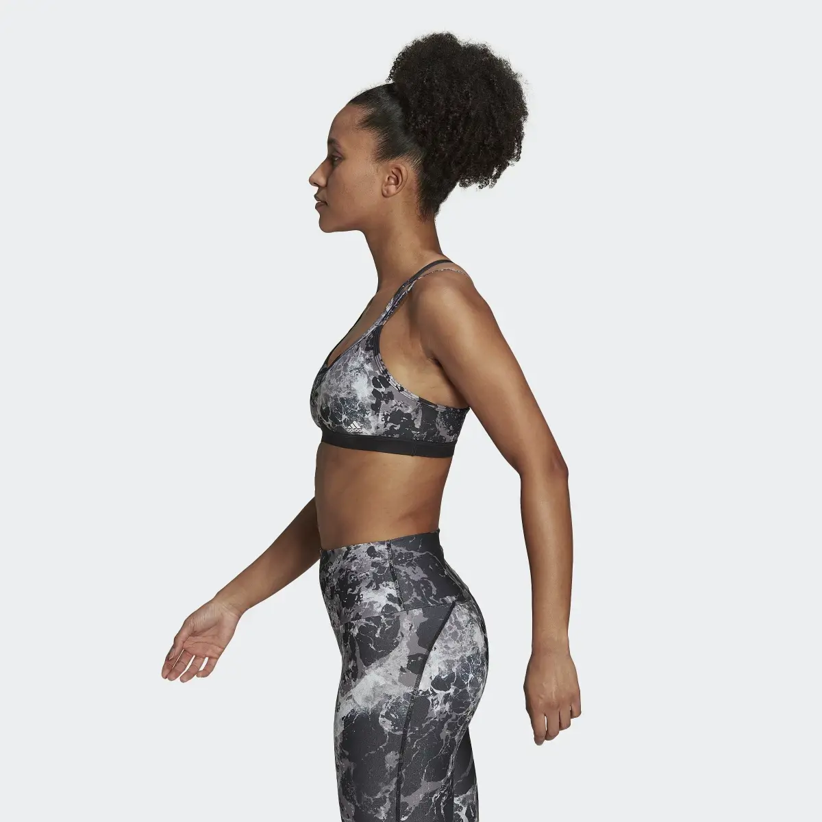 Adidas Brassière imprimé intégral Yoga Essentials Studio Maintien léger. 3