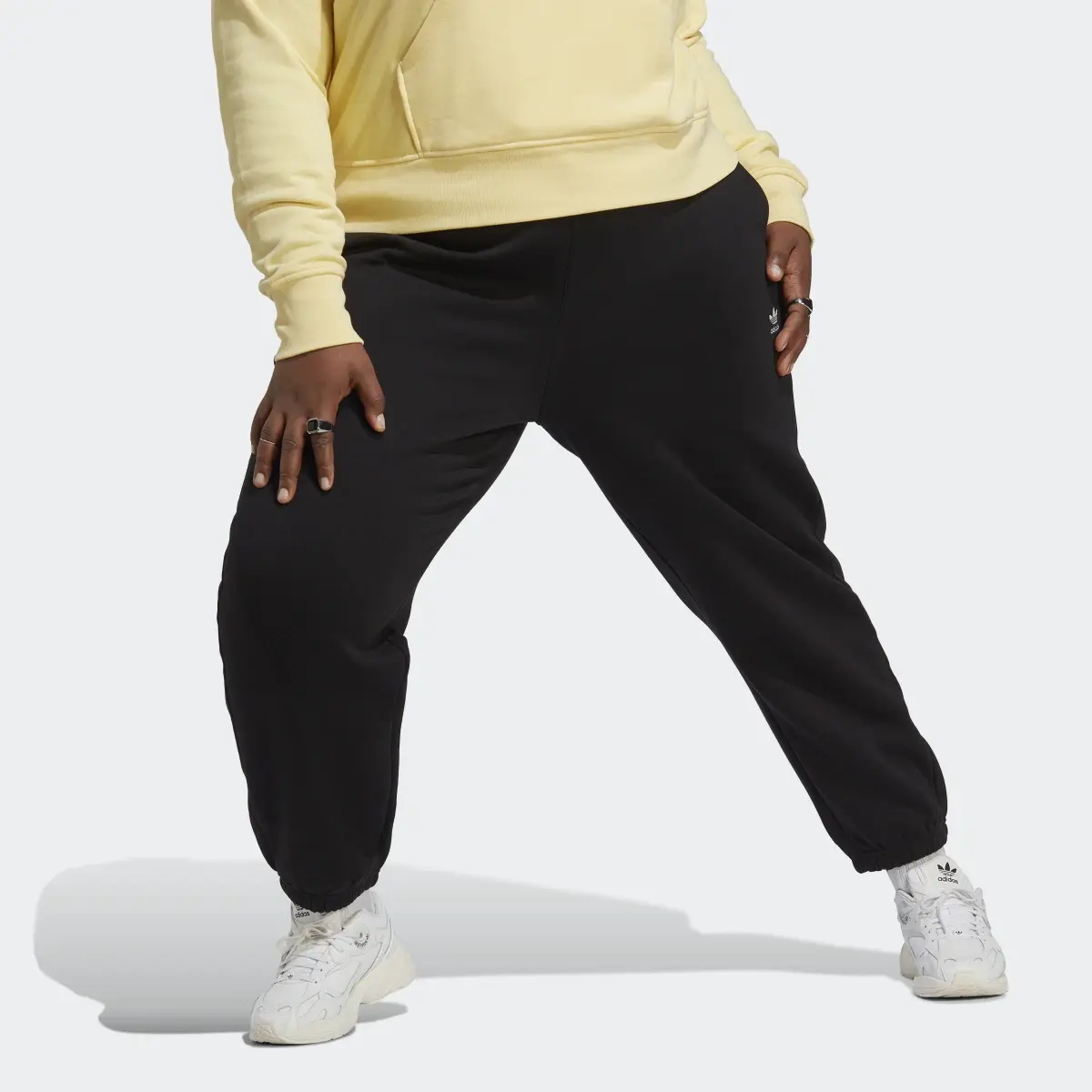 Adidas Pantaloni Essentials Fleece (Curvy). 1