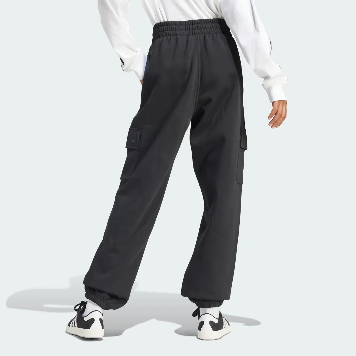 Adidas Pantaloni Essentials Fleece Cargo Jogger. 2