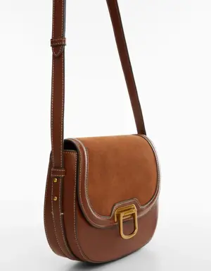 Shoulder bags with buckle