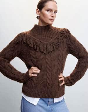 Sweter z warkoczami i frędzlami
