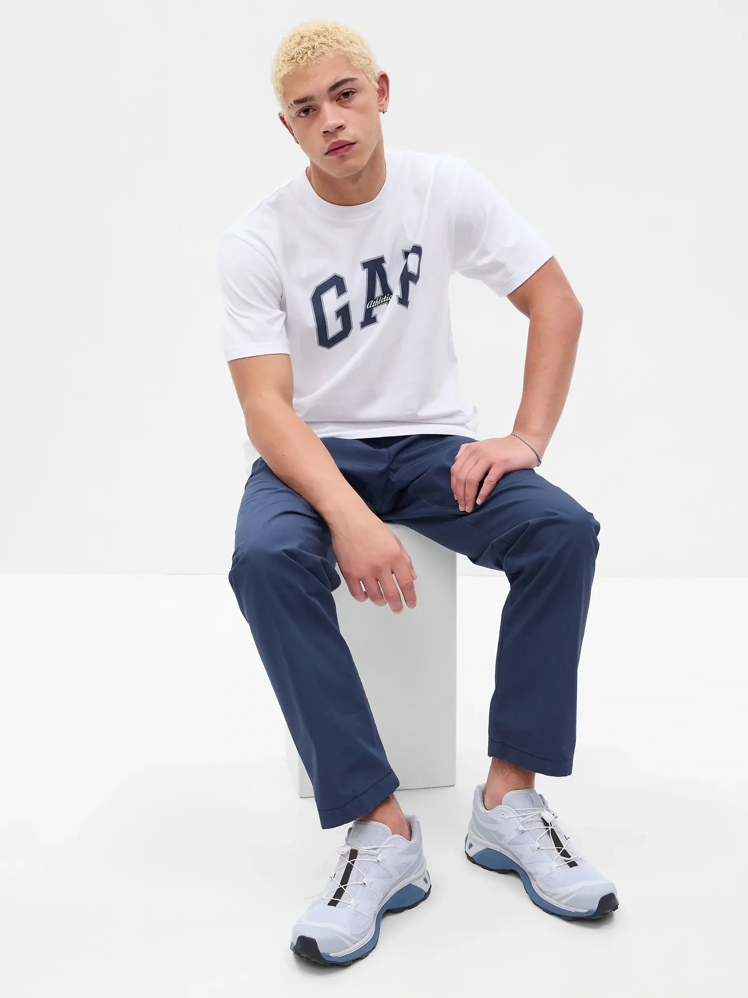 Gap Arch Logo T-Shirt white. 1