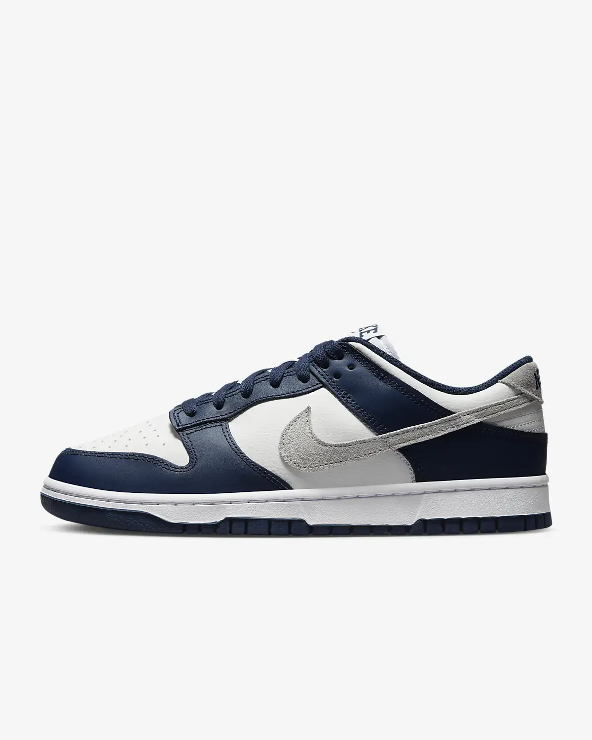 Nike Dunk Low. 1