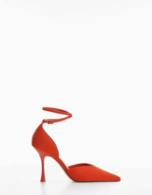 Ankle-cuff pointed toe shoes